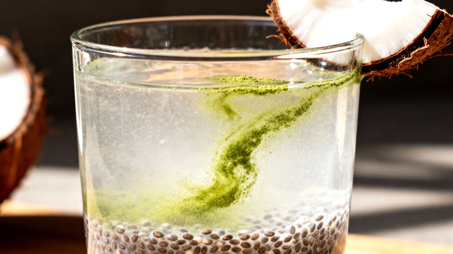 Acqua di cocco con semi di chia e spirulina"