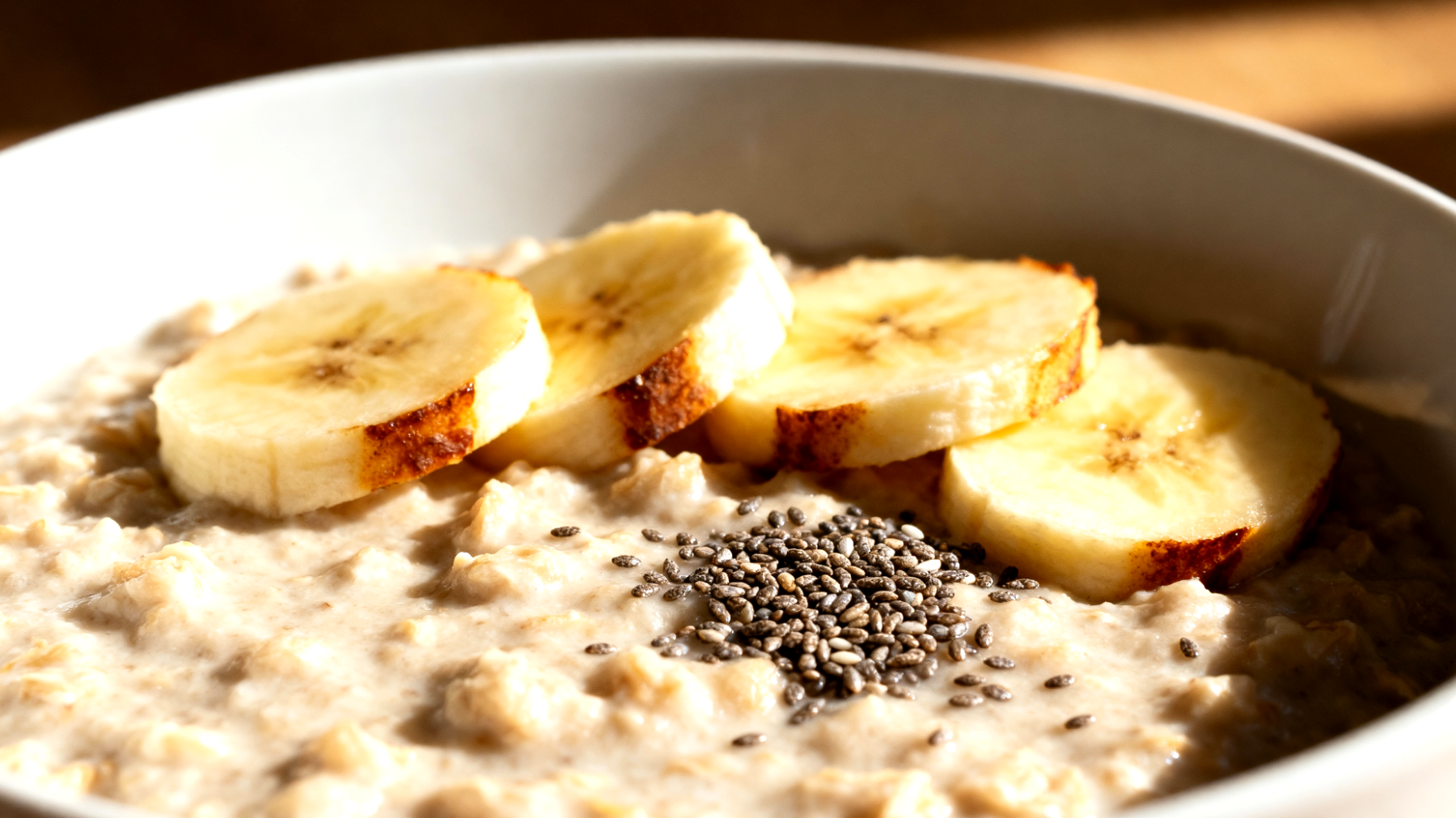 Porridge di avena con semi di chia e banana"