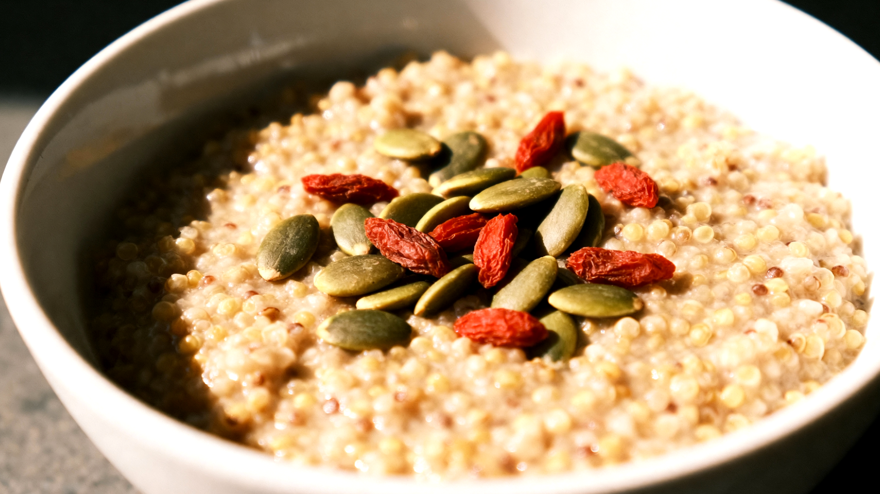 Porridge di quinoa con semi di zucca e bacche di goji"