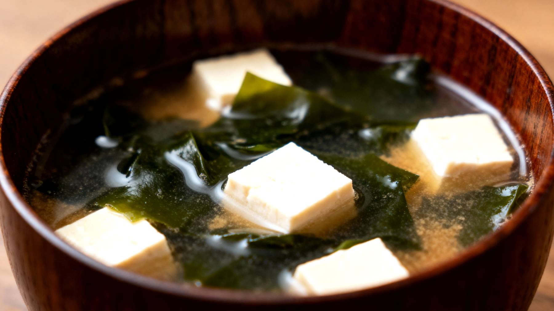 Zuppa di miso con alghe wakame e tofu"