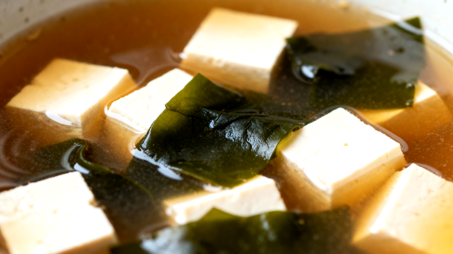 Zuppa di miso con wakame e tofu"